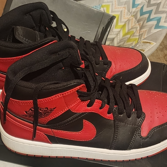 Retro Jordan 1 - Picture 2 of 3